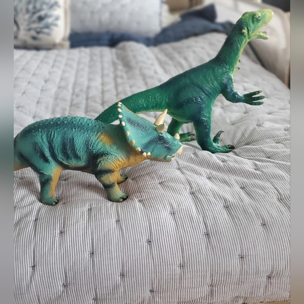 2 big dinosaurs.